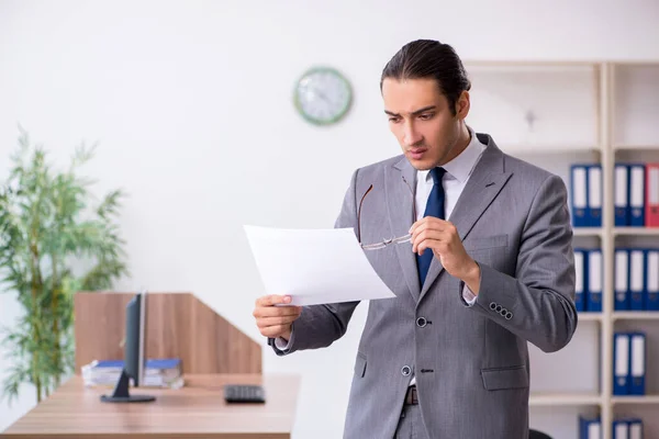 Unglücklicher männlicher Geschäftsmann im Büro — Stockfoto