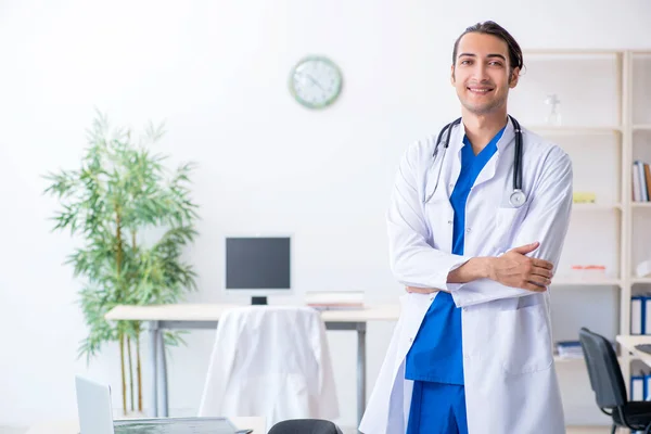 Joven médico masculino que trabaja en la clínica — Foto de Stock