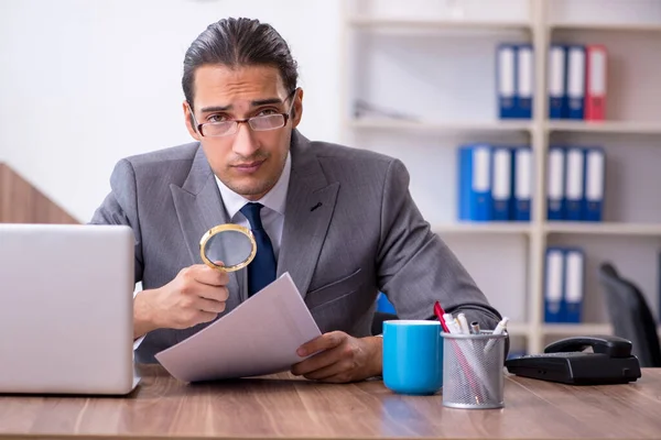 Homme d'affaires malheureux dans le bureau — Photo