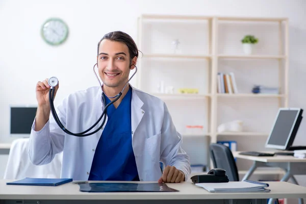 Junger Arzt arbeitet in der Klinik — Stockfoto