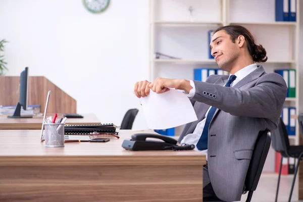 Hombre de negocios infeliz en la oficina —  Fotos de Stock