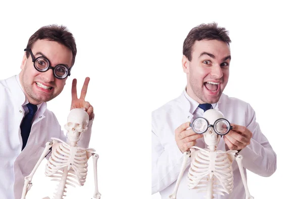 İskeleti beyaz olan komik doktor. — Stok fotoğraf