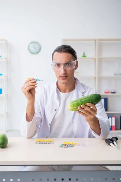 Mannelijke voeding expert testen van groenten in het lab — Stockfoto