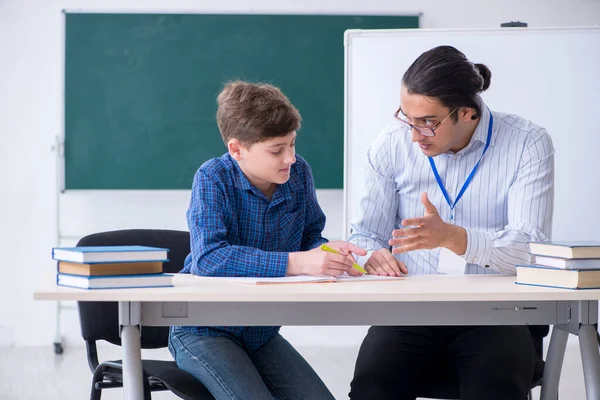 Młody mężczyzna nauczyciel i chłopiec w klasa — Zdjęcie stockowe