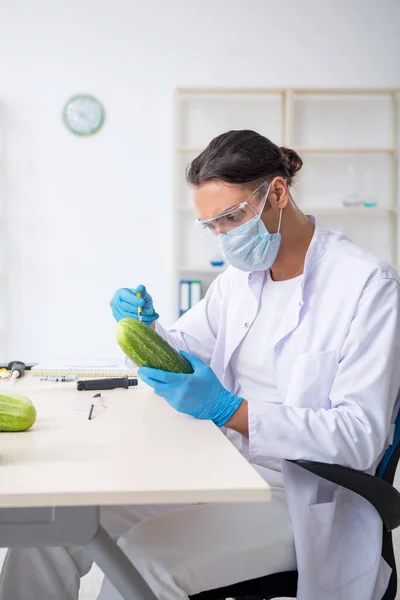 Experto en nutrición masculina prueba de verduras en laboratorio — Foto de Stock