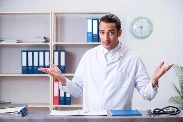 Ung manlig läkare i receptionen på sjukhuset — Stockfoto