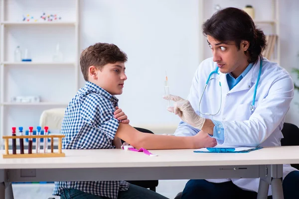 Niño en concepto de transfusión sanguínea —  Fotos de Stock