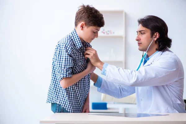 Arzt untersucht Jungen mit Stethoskop — Stockfoto