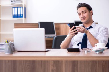 Ofiste çalışan genç bir iş adamı.