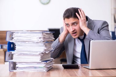 Genç bir erkek işçi aşırı işten memnun değil.