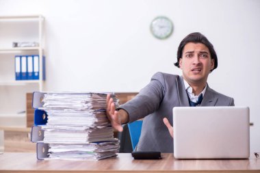 Genç bir erkek işçi aşırı işten memnun değil.