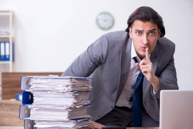 Genç bir erkek işçi aşırı işten memnun değil.