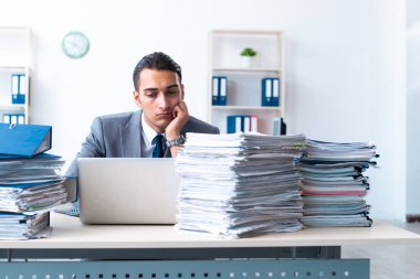 Ağır evrak işleriyle uğraşan bir iş adamı