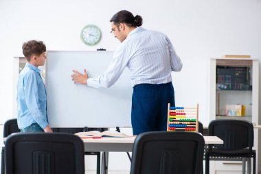 Genç baba oğlunun sınava hazırlanmasına yardım ediyor.