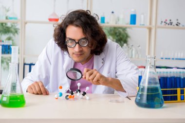 Laboratuvarda çalışan komik erkek kimyager.