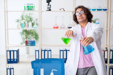 Laboratuvarda çalışan komik erkek kimyager.