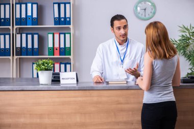 Hastanedeki resepsiyondaki genç hasta.