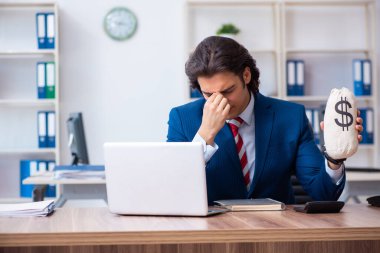 Ofiste çalışan genç bir iş adamı.