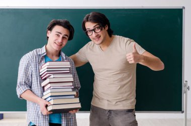 Sınıfta iki erkek öğrenci var.