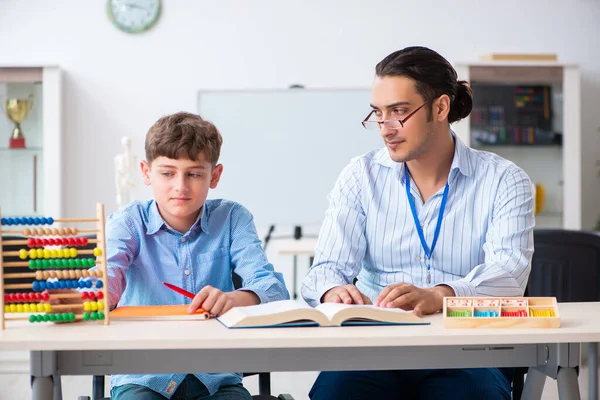 Jonge vader helpt zijn zoon voor te bereiden op examen — Stockfoto