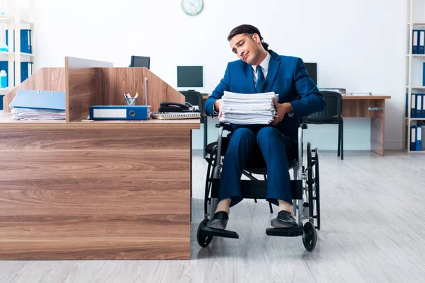 Junge männliche Angestellte im Rollstuhl — Stockfoto