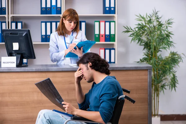 Paciente joven en la recepción en el hospital — Foto de Stock