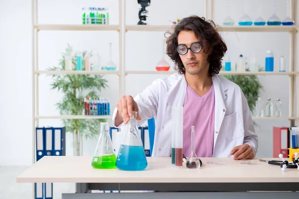 Смішний хімік чоловічої статі, що працює в лабораторії — стокове фото