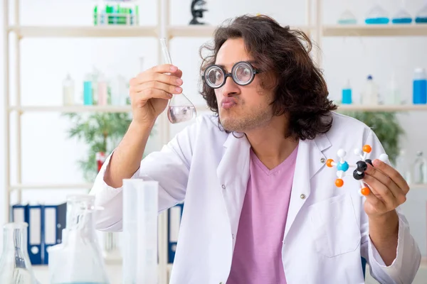 Grappige mannelijke chemicus die in het lab werkt — Stockfoto