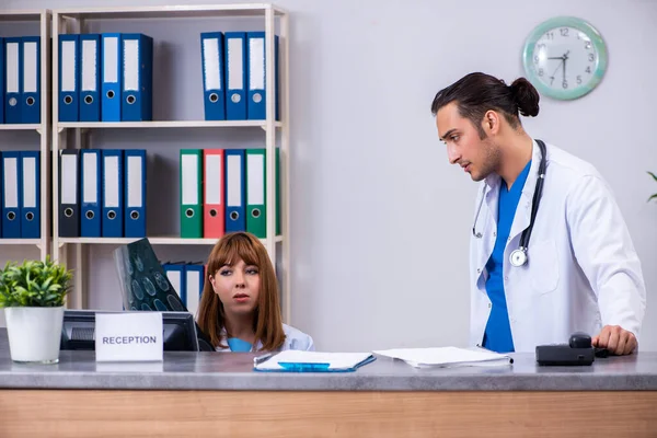 Deux médecins travaillant à la réception de l'hôpital — Photo