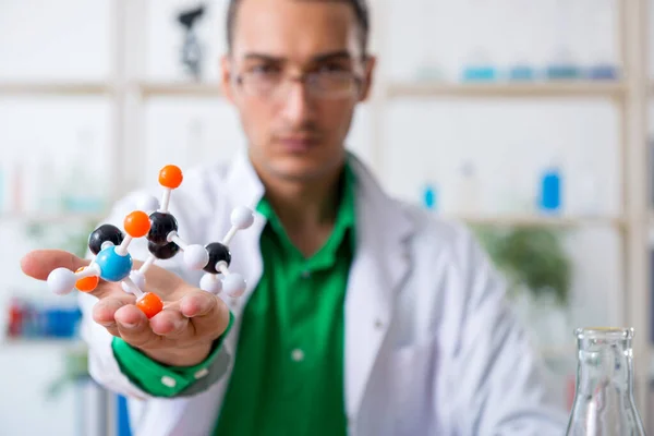 Giovane insegnante di chimica maschile in laboratorio — Foto Stock