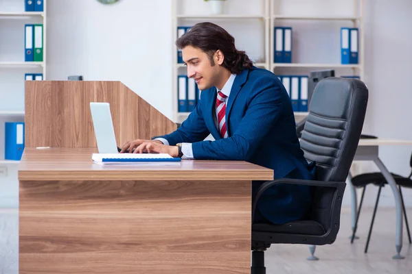 Молодий чоловік бізнесмен працює в офісі — стокове фото