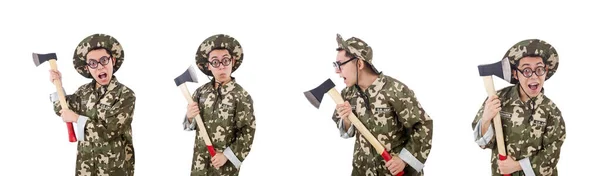 Soldat drôle avec la hache isolée sur blanc — Photo