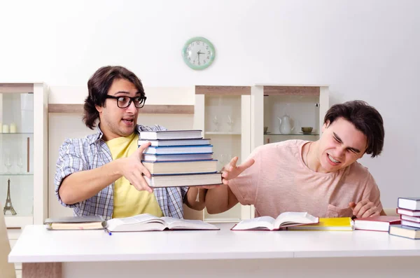 Dos estudiantes varones preparándose para los exámenes en casa — Foto de Stock