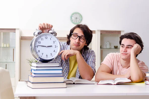 Dois estudantes do sexo masculino se preparando para exames em casa — Fotografia de Stock