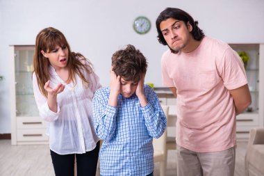 Karı-koca ve çocukla aile içi anlaşmazlık