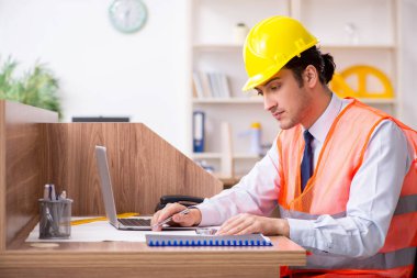 Ofiste çalışan genç erkek mimar.