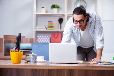 Ofiste çalışan genç erkek tasarımcı.