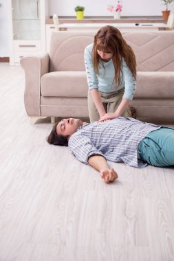 Evde ilk yardım konsepti olan genç bir çift