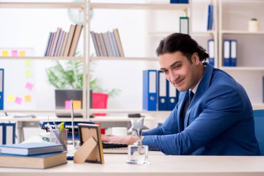 Ofisteki genç yakışıklı eleman.