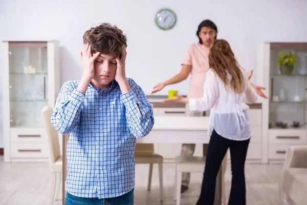 Conflicto familiar con marido, mujer e hijo — Foto de Stock