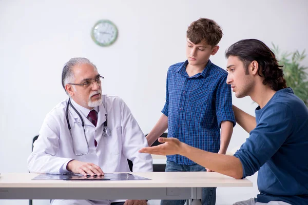 Jeune garçon médecin visiteur à l'hôpital — Photo