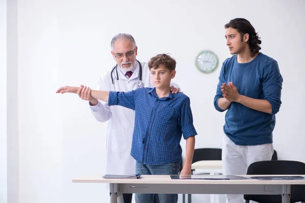 Menino visitante médico no hospital — Fotografia de Stock