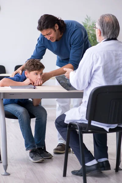 Young boy visiting doctor in hospital — Stock Photo, Image