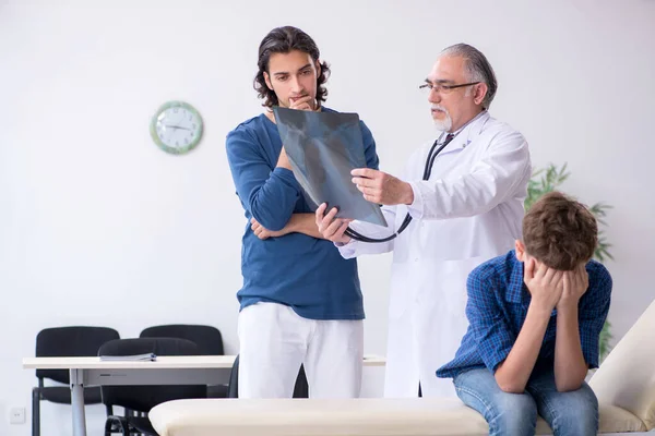 Jeune garçon médecin visiteur à l'hôpital — Photo