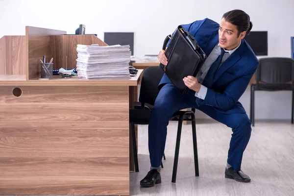 Junge gutaussehende Geschäftsleute arbeiten im Büro — Stockfoto