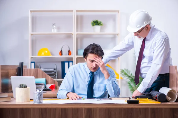 Dos arquitectos trabajando en el proyecto — Foto de Stock