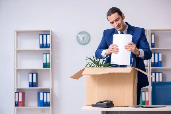 Junge Mitarbeiter werden entlassen — Stockfoto