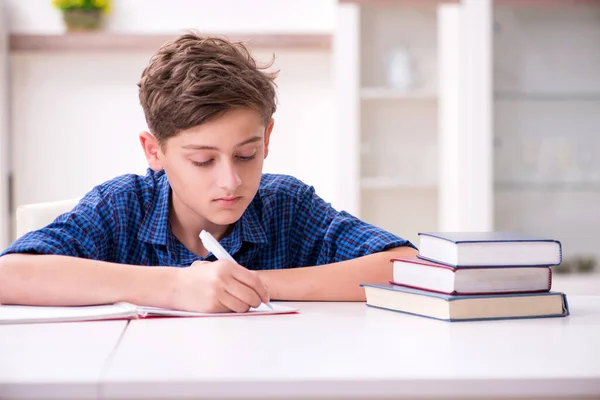 Ungen förbereder sig för skolan hemma — Stockfoto