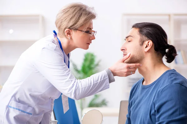 Giovane paziente in visita medica in ospedale — Foto Stock