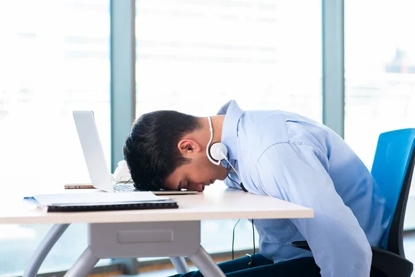 Männlicher Call-Center-Betreiber im Geschäftskonzept — Stockfoto